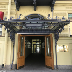 Entrace gallery from MALAYA MORSKAYA Street 18 (Ponomarev Center)